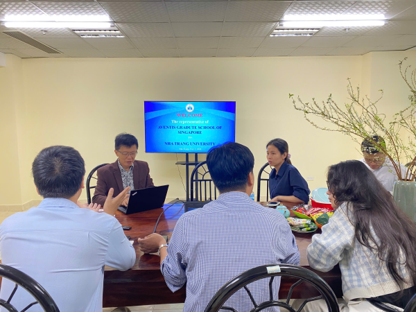 Trường Đại học Nha Trang tiếp đón đại diện Trường Aventis Graduate (Singapore) đến trao đổi hợp tác