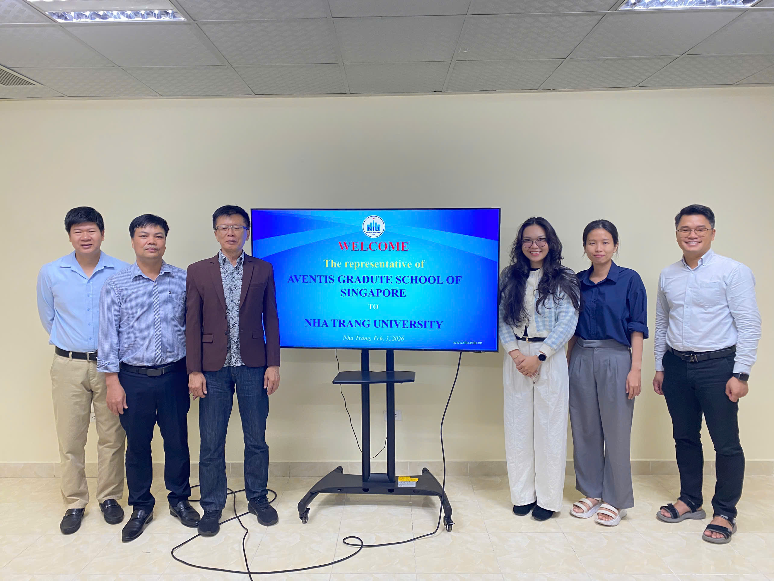 Trường Đại học Nha Trang tiếp đón đại diện Trường Aventis Graduate (Singapore) đến trao đổi hợp tác