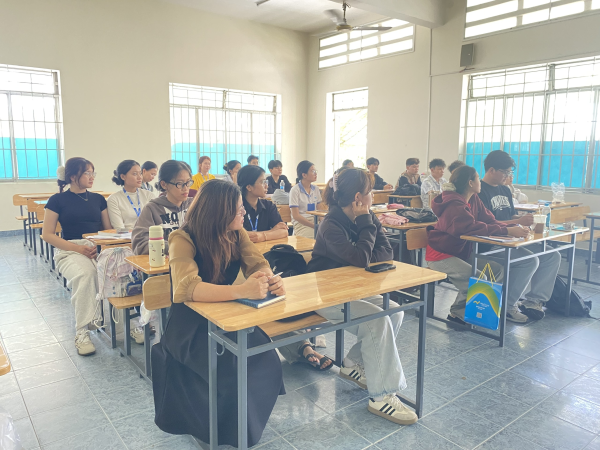 Gặp gỡ sinh viên lấy ý kiến triển khai học phần thực hành trải nghiệm ngành Du lịch