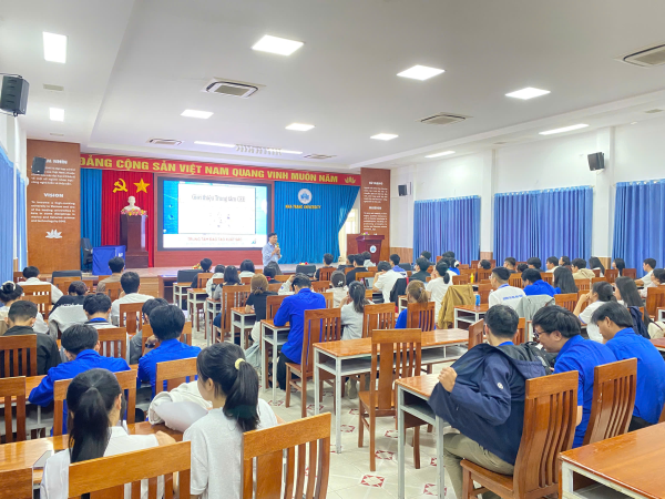 Trung tâm Đào tạo xuất sắc tổ chức tập huấn "Học tập thông minh hơn cùng AI''