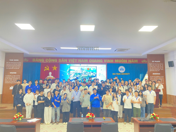 Trung tâm Đào tạo xuất sắc tổ chức tập huấn "Học tập thông minh hơn cùng AI''