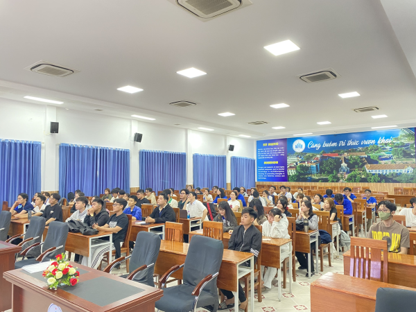 Trung tâm Đào tạo xuất sắc tổ chức tập huấn "Học tập thông minh hơn cùng AI''