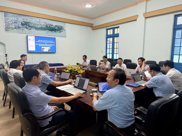 Ban Giám hiệu làm việc với Trung tâm đào tạo xuất sắc về định hướng phát triển và cơ chế phối hợp triển khai các chương trình đào tạo đặc biệt