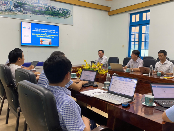 Ban Giám hiệu làm việc với Trung tâm đào tạo xuất sắc về định hướng phát triển và cơ chế phối hợp triển khai các chương trình đào tạo đặc biệt