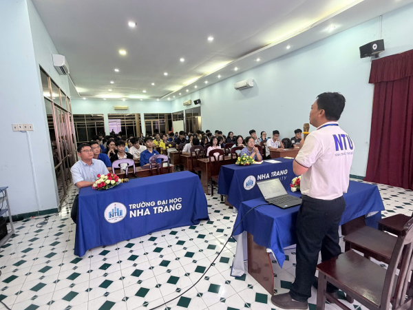 Trung tâm Đào tạo xuất sắc gặp mặt định kỳ Ban cán sự các lớp chương trình đào tạo đặc biệt năm học 2026 - 2027